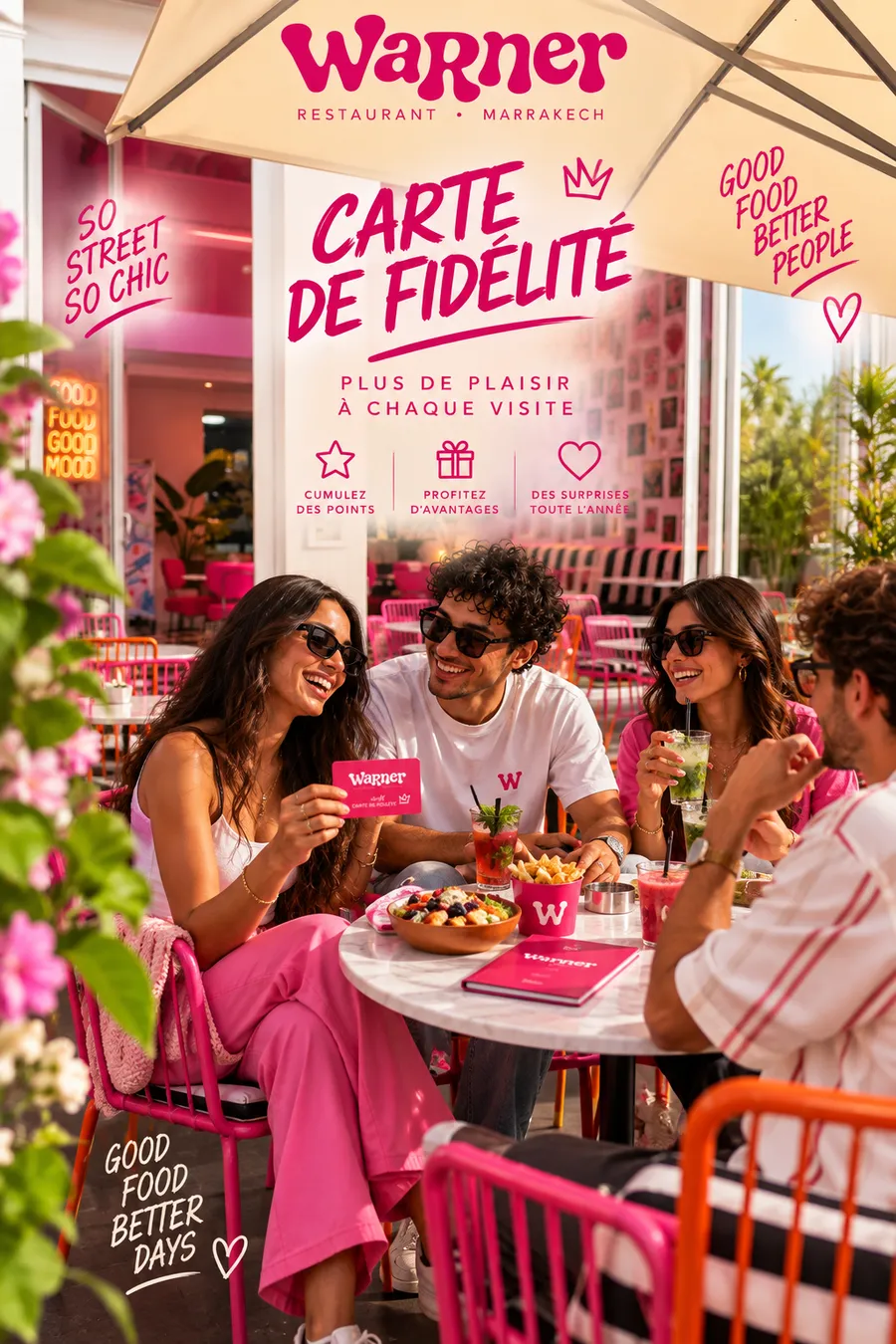 Des amis en terrasse chez Warner, l'une d'eux montre sa carte de fidélité rose